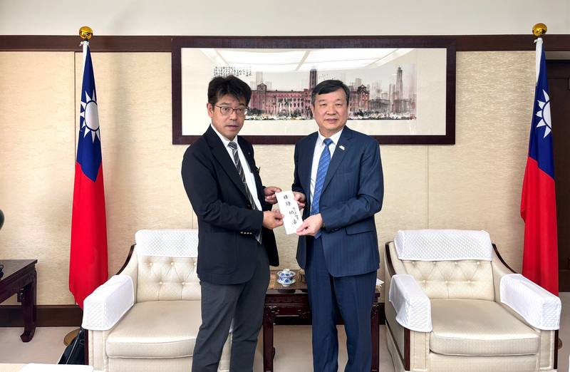 南台灣7月初經歷風災造成重大損失，石川縣知事馳浩29日委託石川縣東京事務所所長堀田譽（左）向台灣捐助100萬日圓。駐日代表李逸洋（右）表示，能登半島目前仍在進行地震重建工作，依舊對台灣給予溫暖的支援，令人感動。