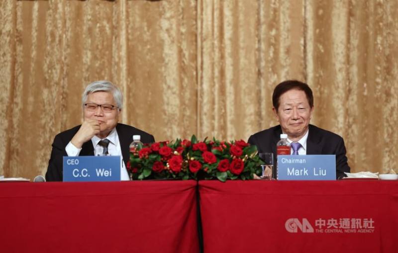 台積電董事長暨總裁魏哲家（左）及台積電前董事長劉德音（右）。（中央社檔案照片）
