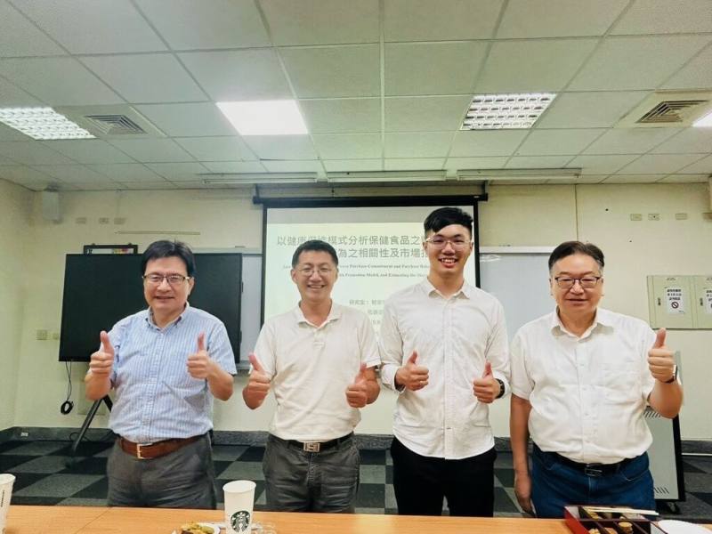 弘光科大健管系碩士生駱家傑（右2），在指導教授張炳華（左2）指引下，完成以「健康促進模式」為架構的研究，透過問卷調查剖析影響保健食品購買行為的因素。（弘光科大提供）