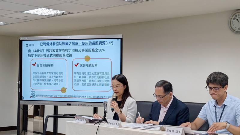 80歲以上免巴氏量表即可申請移工新制8月1日正式上路，衛生福利部長期照顧司副司長吳希文（左）29日說明，配套措施包含，聘僱外籍看護工空窗期，將引導民眾使用長照服務。