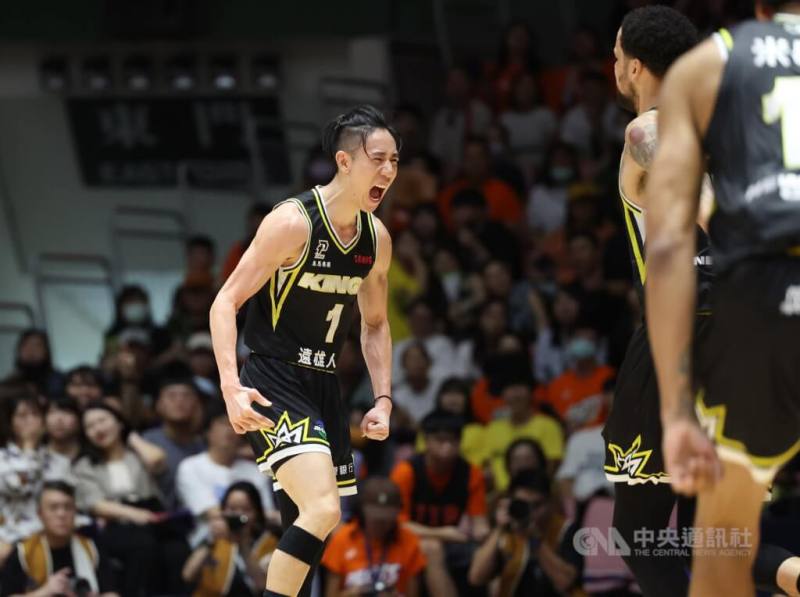 台灣職籃P.LEAGUE+新北國王隊控球後衛林書緯（左）。（中央社檔案照片）