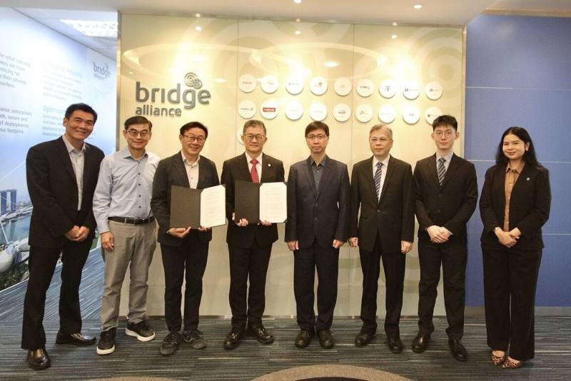 中華電信網路分公司副總經理黃國基（左4）與Bridge Alliance漫遊與產品資深副總裁Loo Boon Chee（左3）宣布雙方展開Open API合作。（中華電提供）