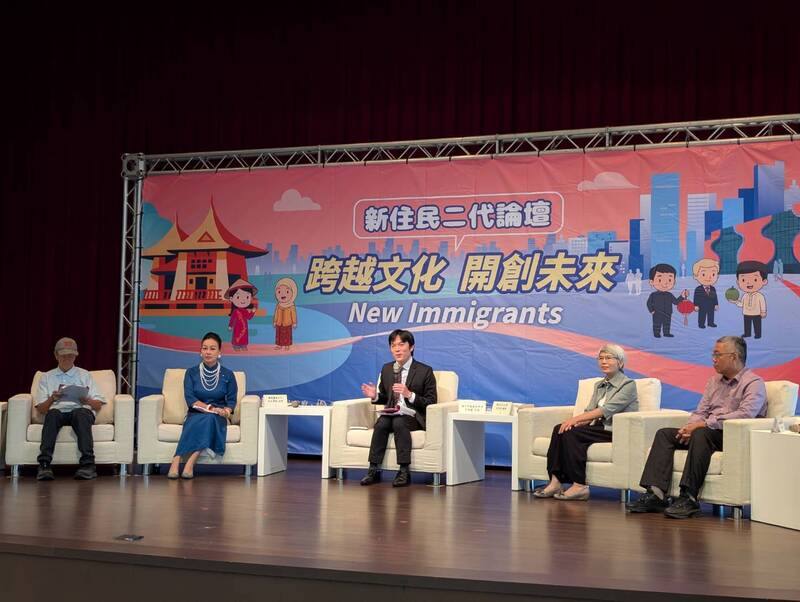 台中市政府29日舉辦「新住民二代論壇–跨越文化 開創未來」，邀請演員阮氏翠恆（左2）、廣播主持人阮氏貞（右2）及台中市法制局長李善植（中）等人與會對談交流。