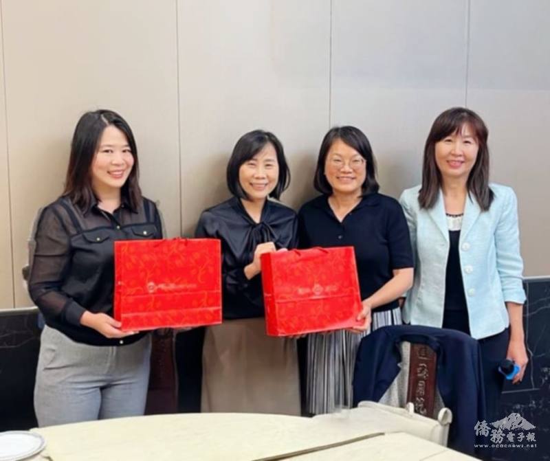 榮幼娥(左2)贈送禮物給商會，由會長代表接受