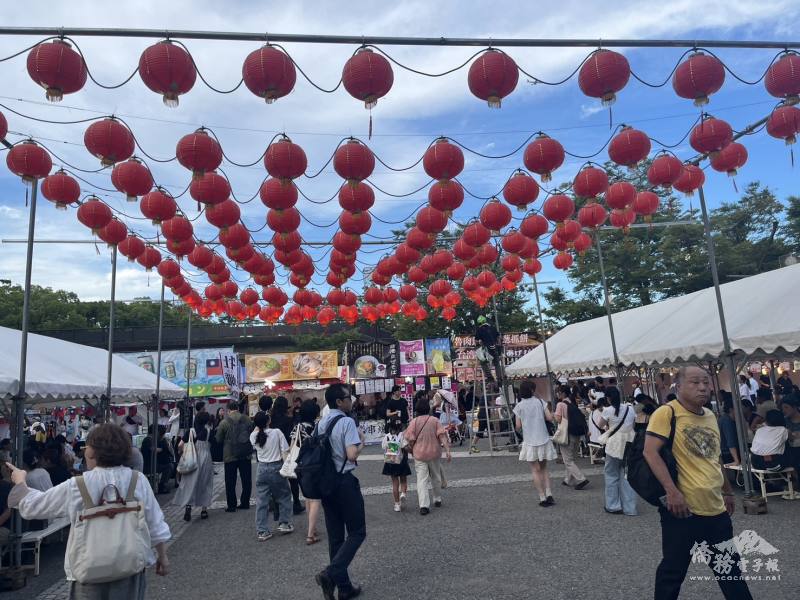臺灣國旗與傳統燈籠妝點全場營造濃厚臺灣氛圍