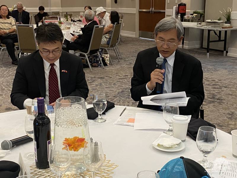 邁阿密辦事處處長周啟宇(圖左)、僑務秘書黃士聰開場主持會議(圖右)