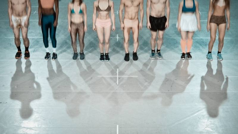 2025兩廳院秋天藝術節10月登場，比利時編舞家楊．馬騰斯（Jan Martens）將帶著經典成名作「再見狗日子」回歸，召集新一代舞者，以不變的結構、不同的身體展現「舞蹈」與「勞動」。（兩廳院提供，©Alwin Poiana）