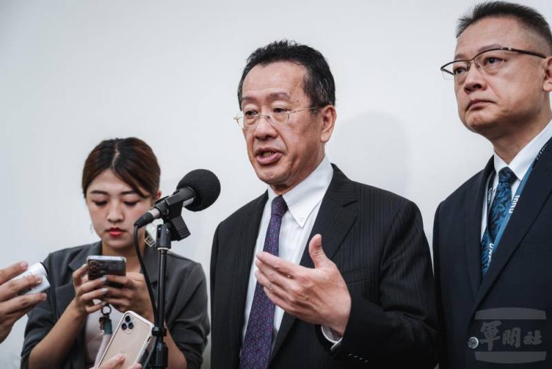 顧部長28日赴立法院專報，會前接受媒體聯訪。（軍聞社記者陳彥樺攝）