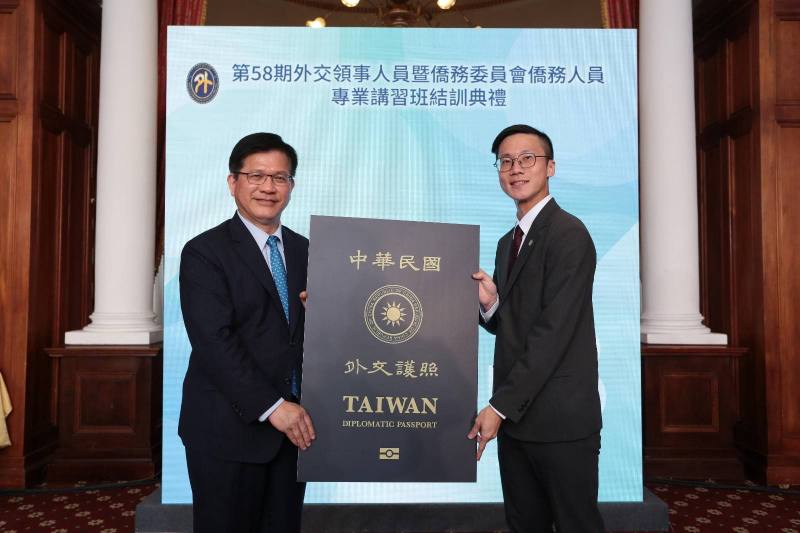 外交部長林佳龍頒發外交護照予全體結訓人員，由學員長許家瑋代表接受