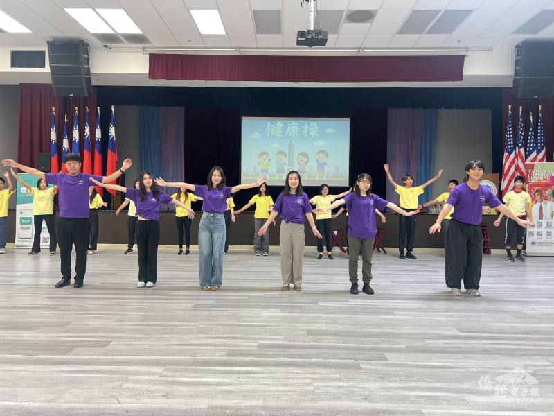 搭僑學員舞蹈表演