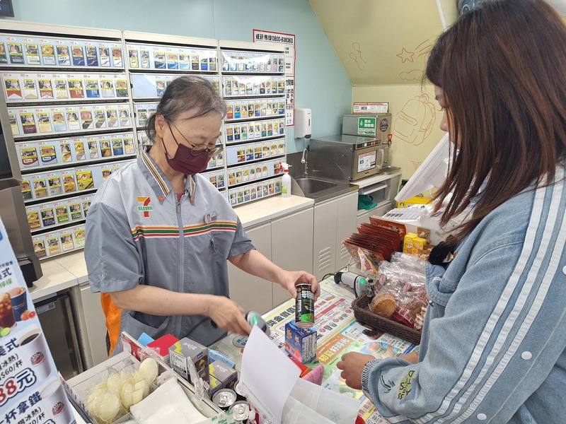 7-ELEVEN世和門市、63歲的黃玉華已在超商工作快8年時間，對於超商收銀、製作咖啡、補貨等都十分熟練。