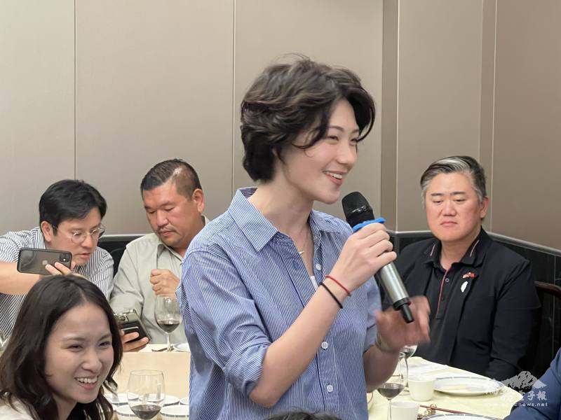 搭僑計畫學員黃苑婷向商會會員提問請教