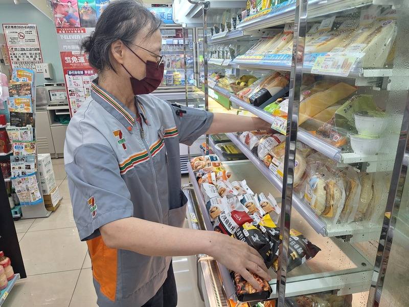 7-ELEVEN世和門市、63歲的黃玉華從最初在加盟店工作年餘，到後來轉至直營門市，在超商工作儼然成為黃玉華職涯第二春。