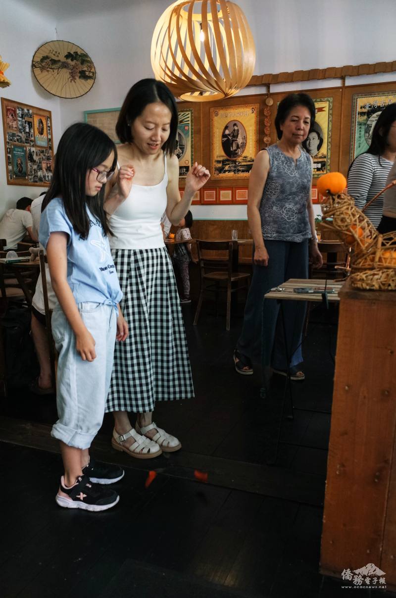 現磣民眾體驗「擲筊乞龜」
