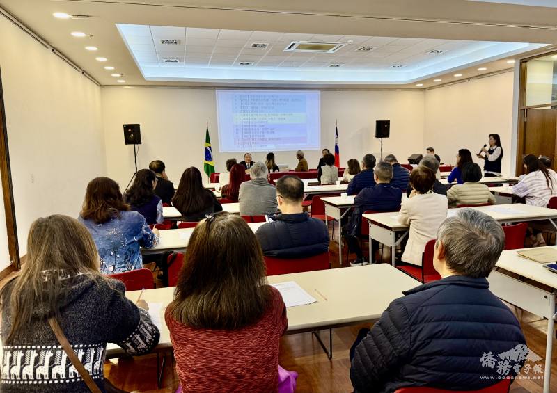 總幹事林奕君（圖右站立者）報告慶祝活動流程