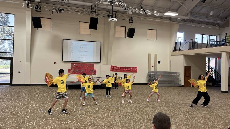 學員們表演太極扇舞