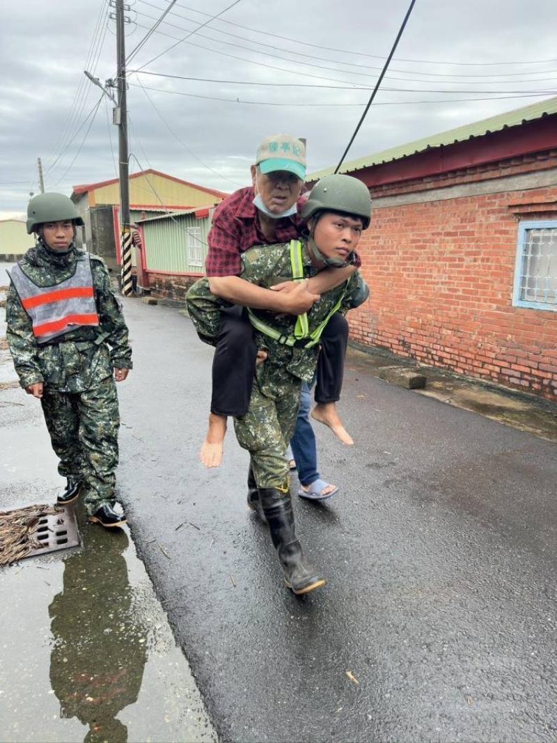 官兵協助後壁區災民撤離。（第四作戰區提供）