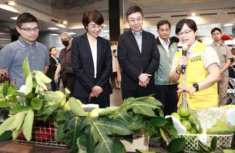 南投縣政府、農業部林業及自然保育署南投分署及生物多樣性研究所30日舉辦友善石虎成果分享活動，展示友善石虎農作推動逾10年成果，縣長許淑華（前左2）等人出席參觀。（南投縣政府提供）