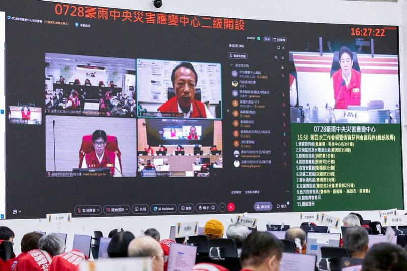 總統與臺南市、嘉義縣、高雄市、屏東縣等地方政府首長進行視訊連線，以了解應變工作及防災整備情形