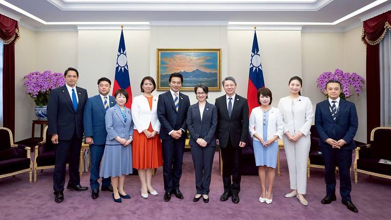 副總統與訪賓一行合影