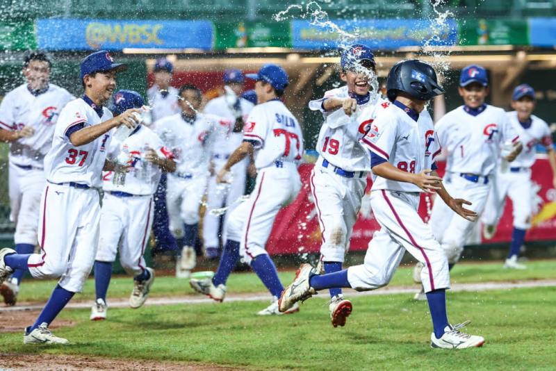 U12世界盃棒球賽台灣隊29日預賽最後一戰交手墨西哥，經歷落後、追平、因雨暫停，最後在6局下靠著再見觸身球保送以6比5勝出，球員們衝入場中開心歡慶，總教練章子健也直呼感動。（中華民國棒球協會提供）