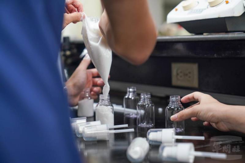 學員實施乳液分裝作業。（軍聞社記者侯凱議攝）