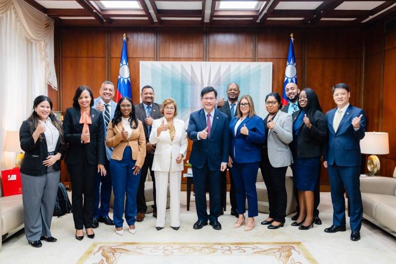 外交部長林佳龍（中）歡迎貝里斯外交暨外貿部次長麥伊（Amalia Mai，左六）訪問團