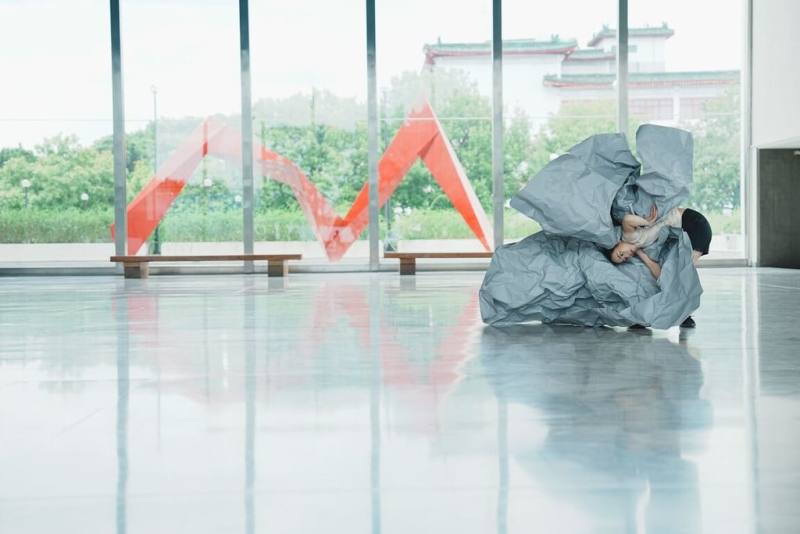 驫舞劇場「自由步—造山運動」結合舞者和巨幅紙張展演，透過身體與地貌轉折，引發觀者無限想像。此作品受邀在今年8月加拿大多倫多夏日藝術節演出。（文化部駐紐約台北文化中心提供）