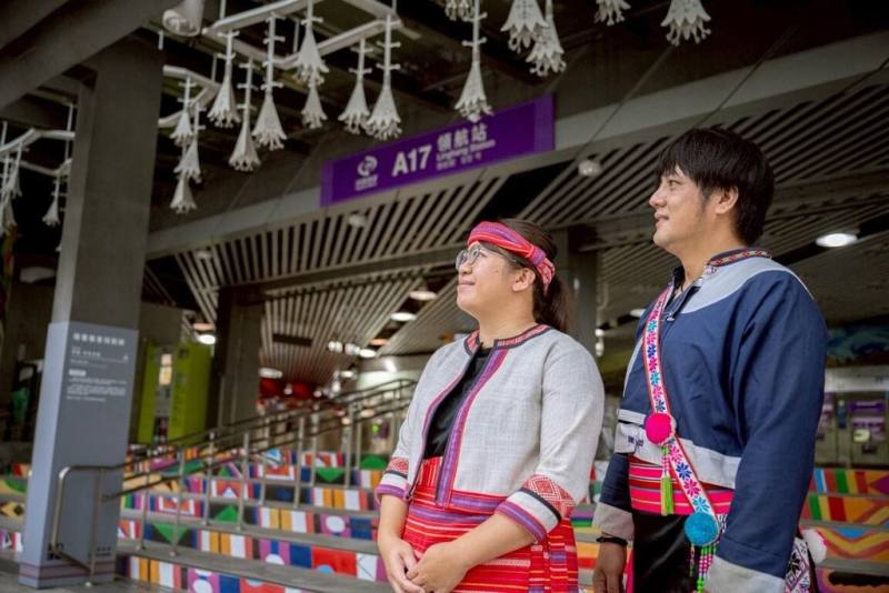 桃園大眾捷運公司響應8月1日原住民族日，不論民眾是否具原住民族身分，8月1日至7日期間，只要上半身或下半身穿著原住民族傳統服裝，或配戴原民風格紋路、圖騰等飾品、包包或鞋款，都可主動至旅客詢問處出示裝扮，經站務人員確認後就可不限次數免費通行。（桃園大眾捷運公司提供）