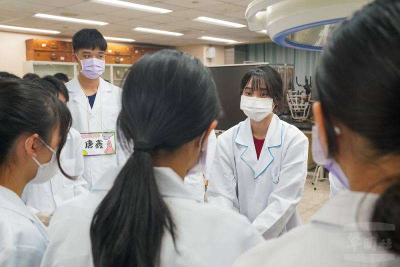 國防醫學院主辦的「醫學暨戰傷救護研習營」29日進入第二天課程。（軍聞社記者侯凱議攝）