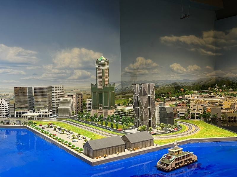 高雄哈瑪星台灣鐵道館歷經9個多月修繕後，將於8月1日全面重新開館。高雄市立歷史博物館30日表示，館內鐵道模型展區更增設了龍虎塔、高雄85大樓等知名景點