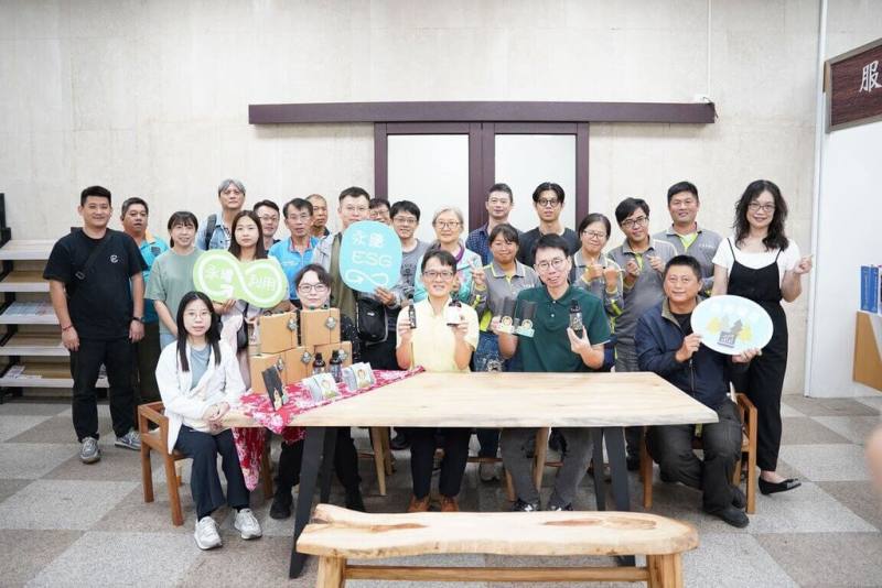 新竹縣政府30日舉辦樹木保護及農業剩餘資材加值利用研習活動，吸引各界人士與會交流，透過枝條再利用、生物炭製作、碳匯應用與實地案例，實踐永續。（新竹縣政府提供）