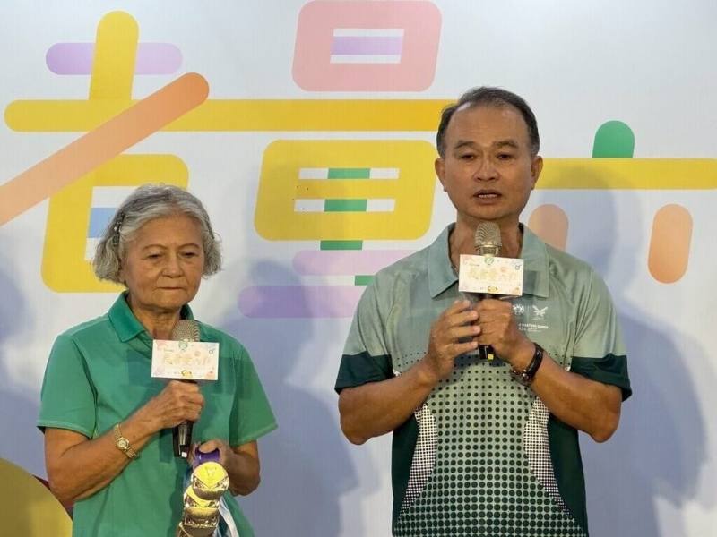 88歲「噴射機阿嬤」林潘秀雲（左）從63歲開始運動，在2025雙北世壯運勇奪4金。她30日出席活動鼓勵大家，運動從來不嫌晚，只要願意動起來，每個人都能成為自己人生中的金牌選手。（國健署提供）