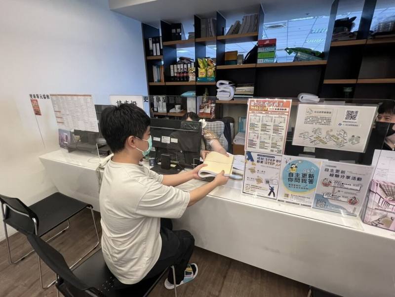 台北市政府為提高民間都更意願，考量過去紙本審議作業較為冗長，將導入AI數位審議，期盼可加速推動都更進程。圖為民眾申請都更。（台北市都市更新處提供）