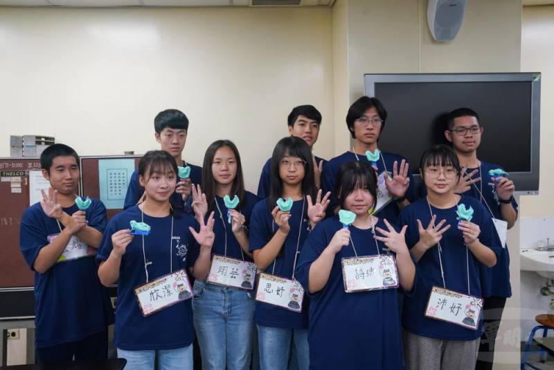 國防醫學院「醫學暨戰傷救護研習營」參與學子展示「牙模製作」成果。（軍聞社記者侯凱議攝）