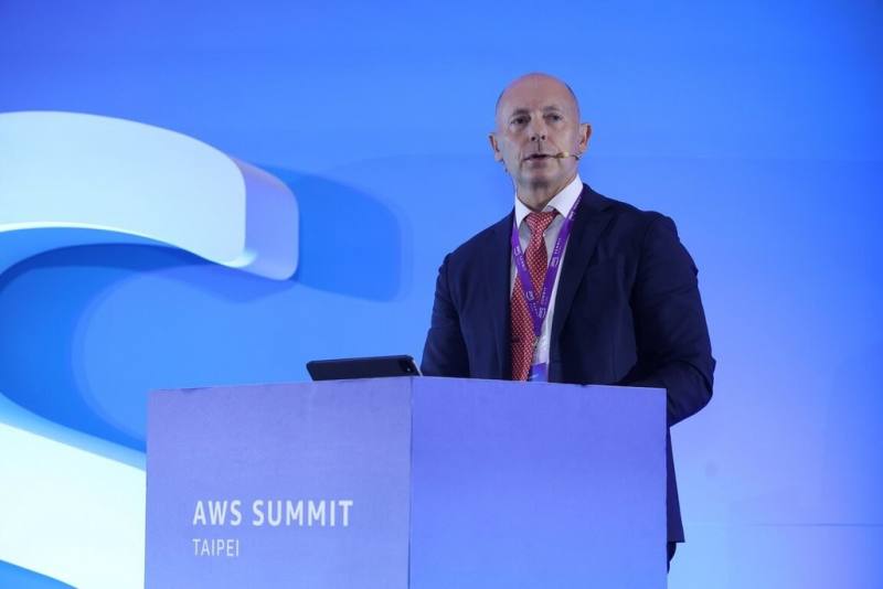 人工智慧（AI）軍工股Palantir資深顧問馬納斯科（Shon J. Manasco）29日出席AWS台灣雲端高峰會發表主題演講，他表示，邁向自動化的過程就像一條平緩的坡道，當人們在工作流程中驗證了自動化的成效與價值後，組織的運作重心就能慢慢傾向AI。（AWS提供）