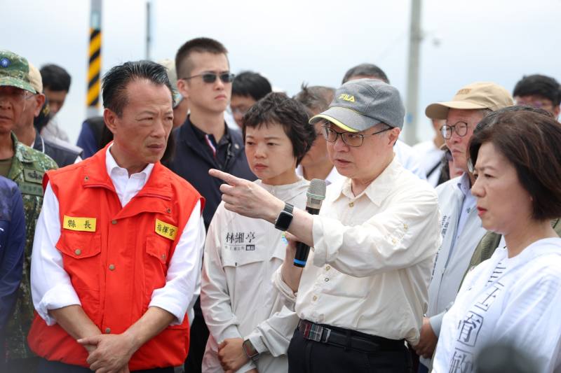 行政院長卓榮泰29日前往嘉義縣朴子市視察荷苞嶼佳禾橋排水整治及民宅淹水狀況