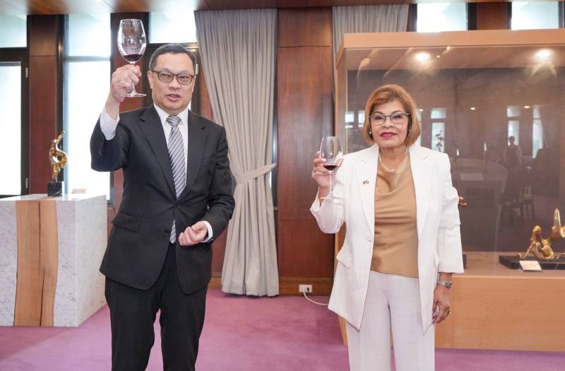 外交部政務次長陳明祺（左）代表外交部款宴貝里斯外交暨外貿部次長麥伊（Amalia Mai，右）訪團乙行