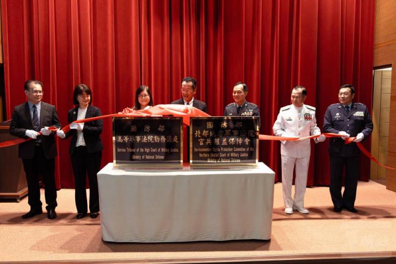 顧部長偕同與會貴賓共同揭牌。（軍聞社記者李恬恬攝）