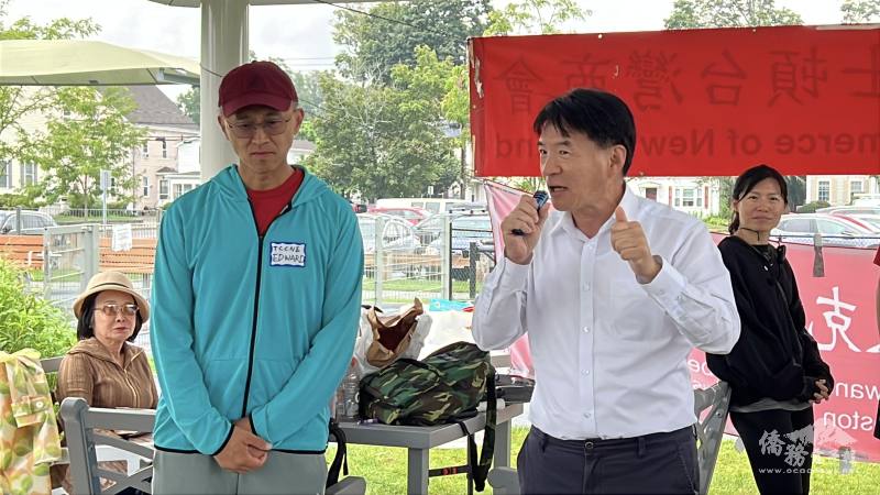 波士頓文教中心主任高家富（右）稱許TCCNE會長王志維（左）做事認真