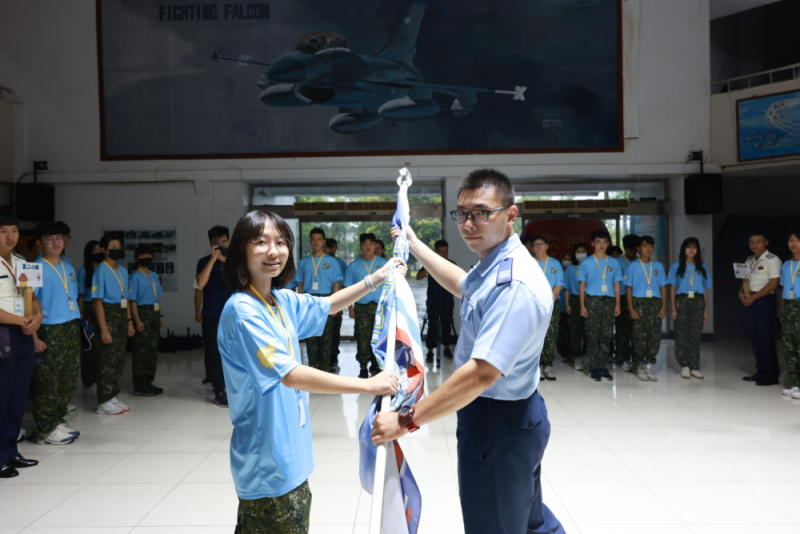 「航空戰鬥營」授旗典禮，學員精神抖擻地接過錦旗，揭開暑戰營精采序幕。（空軍官校提供）