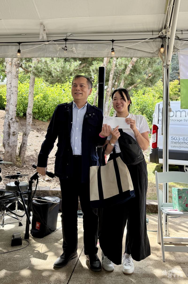 華航蕭總經理頒贈機票抽獎幸運得主