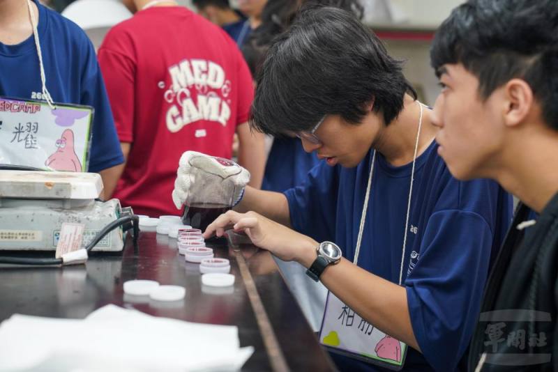 醫學營學員專注分裝紫雲膏成品。（軍聞社記者侯凱議攝）