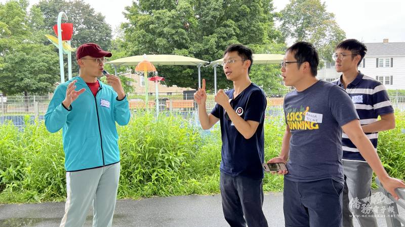 波士頓台灣影展協會共會長林致中（中）介紹今年影展概況
