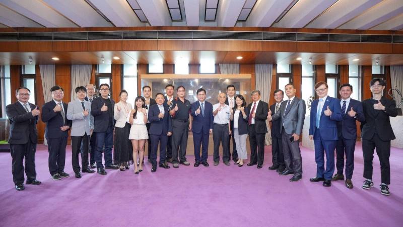 外交部長林佳龍（右十）與「貝里斯智慧漁業商機考察團」成員合影