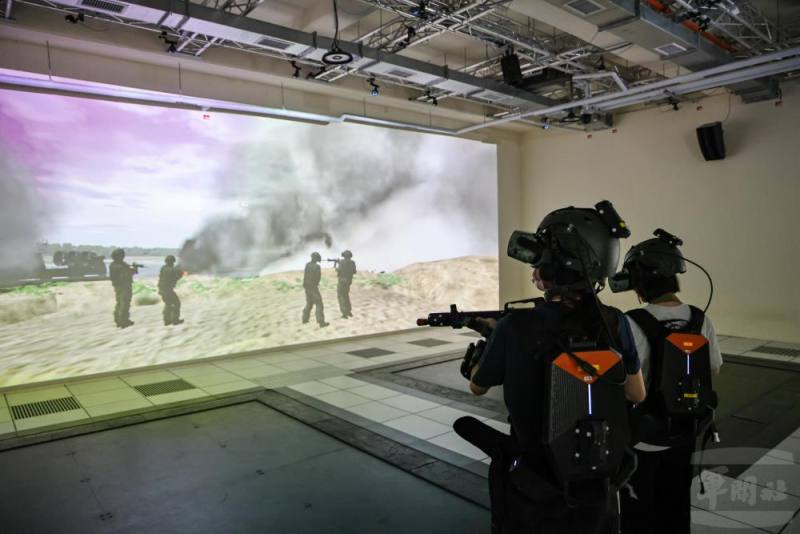 學員穿戴VR裝置體驗「戰傷救護模擬情境系統」，感受戰場景況。（青年日報提供）