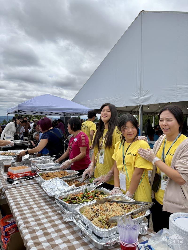 FASCA成員協助提供餐點