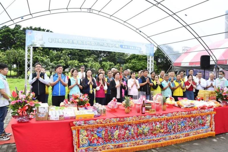 彰化縣伸港鄉衛生所暨長照衛福大樓新建工程30日動土，彰化縣長王惠美（前中持香者）與眾人一同參拜祈福，整體工程預計民國116年完工。（彰化縣政府提供）