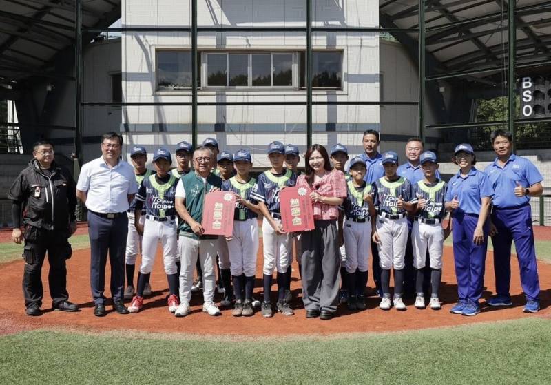 台北市東園國小少棒隊8月將代表台灣前進美國威廉波特，參加世界少棒聯盟（LLB）少棒錦標賽總決賽，民進黨立委吳沛憶（前右）、體育署長鄭世忠（左2）與攸惜關懷協會等30日到青年公園棒球場為少棒隊應援。（吳沛憶辦公室提供）