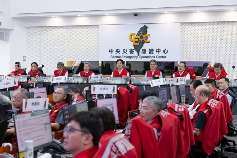 總統抵達後首先聽取簡報